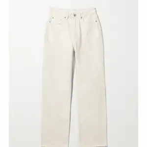 Säljer dessa supersnygga vita jeans ifrån weekday i modellen Rowe. Dem är i storlek 25/32. Säljer då dem tyvärr har blivit lite för små. Jag har sprättat upp dem nertill för att få dem lite längre men det är marginellt! Skriv för fler bilder!💕