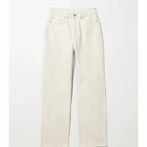 Jeans - Säljer dessa supersnygga vita jeans ifrån weekday i modellen Rowe. Dem är i storlek 25/32. Säljer då dem tyvärr har blivit lite för små. Jag har sprättat upp dem nertill för att få dem lite längre men det är marginellt! Skriv för fler bilder!💕