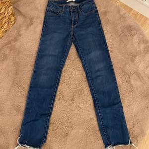 Ett par blåa Levis jeans, använt få gånger. 