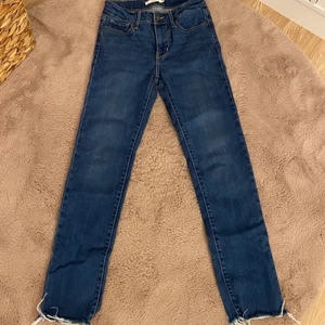 Levis jeans  - Ett par blåa Levis jeans, använt få gånger. 