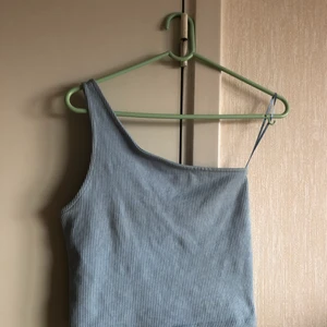 Pastellblått Ribbat topp fr Gina tricot - Sitter tajt men skönt