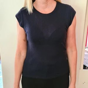 Filippa K t-shirt  - Marinblå t-shirt i 100% ull. Skira inte. Skön både när det är varmt och när det är kallt.