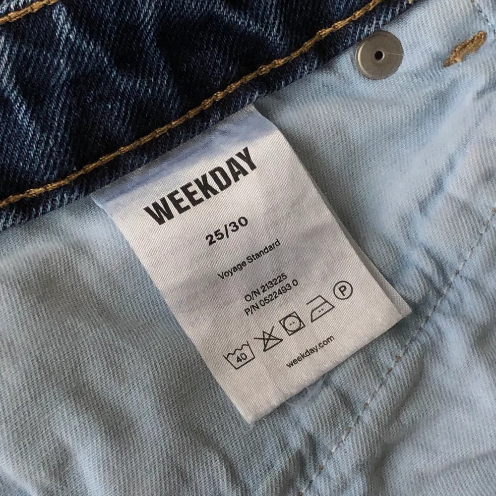 Ett par blåa jeans från Weekday i modellen voyage. Hål vid knäna och slits på insida (se sista bilden)🤩. Jeans & Byxor.