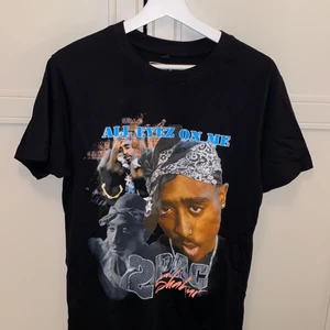 T-shirt - En super snygg och cool helt oanvänd T-shirt från Junkyard. Ett snyggt tryck på framsidan.