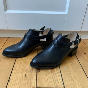 Superfina oanvända skor i strl 36 - Så fina skor, i strl 36. Oanvända. Perfekta till både byxor och kjol. 