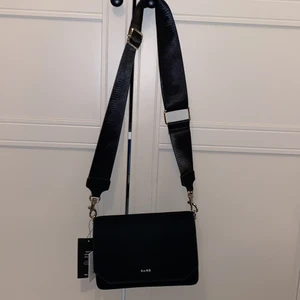 Väska - Ännu en helt oanvänd väska från Nakd. Super snygg med ett otroligt fint tyg.