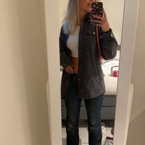 Grå jeansjacka från hm - Super snygg jeansjacka från hm som är perfekt nu till hösten! Den är i storleken xs men den är väldigt oversize på mig som vanligtvis har 34/36/S