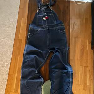 Hängselbyxor äkta TH i jeanstyg från 90-tal USA fresh to death! :)