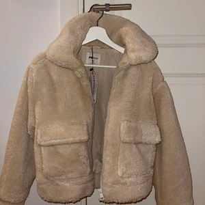 Teddyjacka - Helt ny oanvänd beige Teddyjacka med prislapp på. 