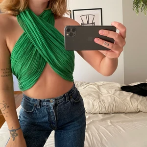 Grön topp - Säljer min gröna sjal som jag använt som topp i sommar 🌙 knyter en liten knut i nacken! (Säljer även Levis jeansen jag har till på dessa bilder) 