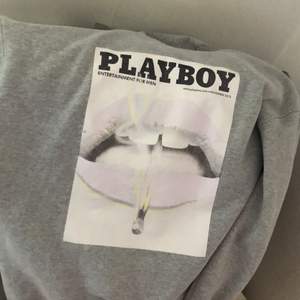 Säljer nu denna fina Playboy hoodie då den är mer som en klänning på mig. Köpte den här på Plick men då den inte passar kollar om någon är intresserad. Den är storlek 34 och den är oversized så den passar mellan xs-xl beroende på hur du vill att den sitter. Perfekt skick kunden står för frakt 