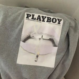 Playboy hoodie  - Säljer nu denna fina Playboy hoodie då den är mer som en klänning på mig. Köpte den här på Plick men då den inte passar kollar om någon är intresserad. Den är storlek 34 och den är oversized så den passar mellan xs-xl beroende på hur du vill att den sitter. Perfekt skick kunden står för frakt 