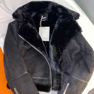 Jacka  - Jätte fin och populär jacka från pull and bear, aldrig använd. Har storlekarna xs-m
