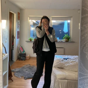 Stella McCartney inspirerad väska - Säljer nu min älskade Stella McCartney inspirerade väska. Den är galet snygg och perfekt som ett lite billigare allternativ till den äkta! Väskan är väldigt rymlig & funkar super till exempelvis skolan. Buda eller köp direkt för 500. Hör gärna av dig om du har vidare frågor eller funderingar! 💕⭐️