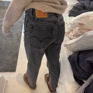Stentvättade Levis’ jeans 501 - Levi’s jeans i stentvätt ⚡️ Inköpta på Plick för 422 kr. W26 och L26 upplever att de motsvarar ca XS. Säljer då de sorgligt nog var för små för mig 💔 De två första bilderna är lånade av den tidigare ägaren (Clara Nellie). OBS! Jeansen har ett litet hål framtill vid skrevet, men inget som inte går att lappa ihop. Skickar gärna bild om så önskas. Köpten står för frakten 💌