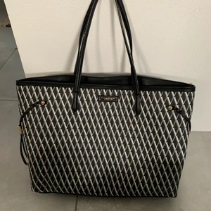 Victoria’s Secret väska  - Perfekt väska för skolan, rymmer både dator och böcker med ett litet sido-fack för mobil, nycklar mm. Nypris 1700 kr. Finns inte att köpa länge. Väskan är i nyskick! 