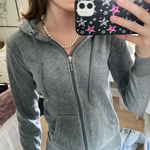 Zip hoodie - Grå zip hoodie. Använd mycket och är inte så mjuk på utsidan på grund av tvättmaskinen men är fortfarande i väldigt bra skick! Säljer då jag har haft den i flera år och tröttnat. Skriv privat för fler bilder eller frågor😊