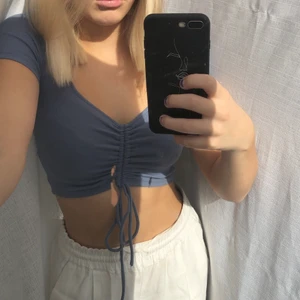 croptopp från zara (storlek S) - Jätte söt tröja från zara som jag har tyvärr aldrig fått användning av:( sitter jätte fint på och passar till det mesta👍🏼 