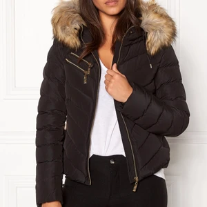 Hollies jacka med fuskpäls  - Säljer denna eftersom den inte kommer till användning. Storlek 32/34 skulle säga att den sitter som en xs. Använd endast några gånger och ser som ny ut. Nypris ca 3 200 kr. Köpare står för frakt och går inte att skicka  tillbaka!❤️ bilderna är lånade och går jätte bra att skriva privat för fler bilder.