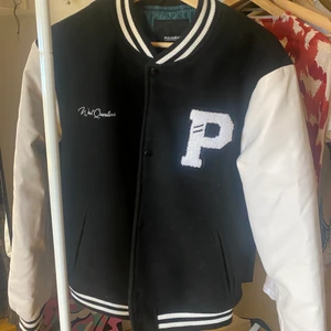 Collegejacka - Collegejacka svart och vit. Använd 1 gång. Storlek L