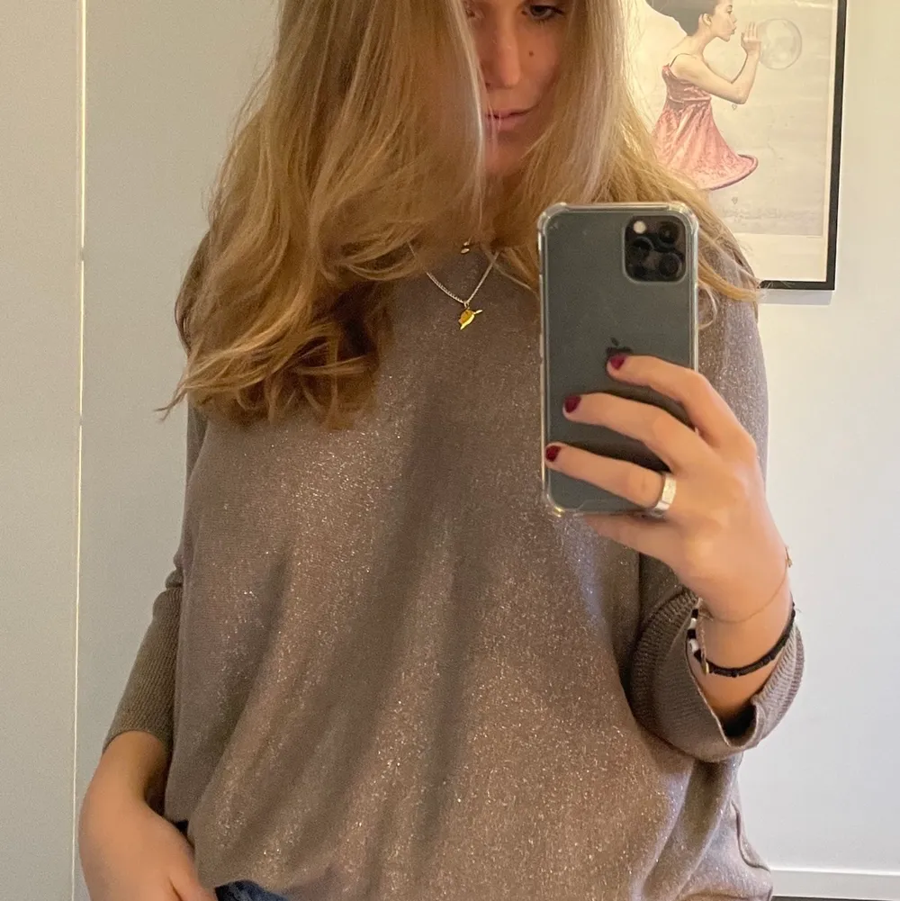 Säljer denna glittriga tröjan från Zara i storlek M då den dessvärre inte kommit till användning. Snygg som kan liva upp en vardaglig outfit💕 (kan mötas upp i Stockholm eller frakta men köparen står för frakten). Tröjor & Koftor.