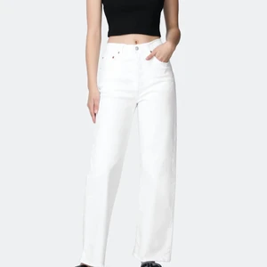 Levis jeans - Dem perfekta vita jeansen från levis. Jätte bekväma och sitter jätte snyggt. Storlek w25 men passar även om man är 26-27