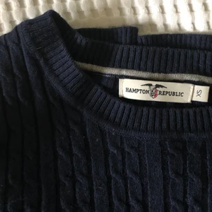 Mörkblå ribbad tröja - En snygg och enkel mörkblå tröja. Köpt second hand men har aldrig kommit till användning. Skriv vid intresse🤍 Köparen står för frakt!