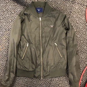 Gant jacka - Mörkgrön gant jacka, storlek S, bra skicka(använt fåtal gånger). Gratis frakt!!