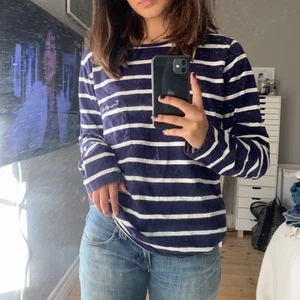 Långärmad randig tröja❤️‍🔥❤️‍🔥 - Jättesöt randig tröja ifrån bondelid! ❤️‍🔥 sparsamt använd och därför inga defekter😇 buda i kommentarerna eller köp direkt för 200+frakt!❤️‍🔥😙