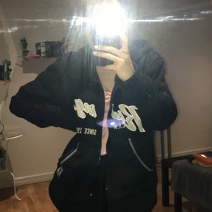 Fodrad luvtröja från C.R.W  - Luvtröjan är från C.R.W och är i använt skick! Den är fodrad och super mysig! ☺️💕 (Däremot är inte armarna fodrade). Den är i storlek L och säljer då den inte har kommit till användning på ett tag! Köparen står för frakten☺️