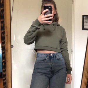 Huvtröja - Olivgrön, croppad tunnare hoodie. Väldigt snygg och väldigt skön.