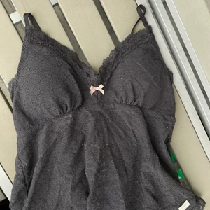 Topp - Topp från odd Molly i spets. Uttagbara inlägg och justerbara band❤️STÅR DET INTE SÅLD PÅ ANNONSEN FINNS DEN FORTFARANDE KVAR!!