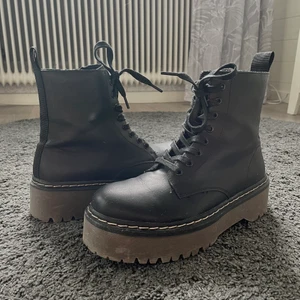 Boots med platå  - Jätte snygga boots ifrån din sko, dr martens liknande, säljer då de inte används, de är i storlek 39🌸
