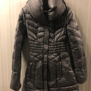 Guess dunjacka strl 36  - Välanvänd men används inte längre. Jättevarm och skön. 300 kr