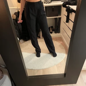 Kostymbyxor - Säljer mina högmidjade oanvända kostymbyxor som är raka i modellen. 