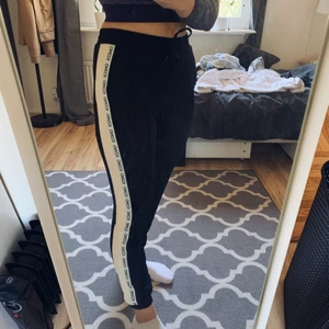 Mjukisbyxor  - Lite strävare material. Aldrig använda, prislapp kvar. Storlek S.