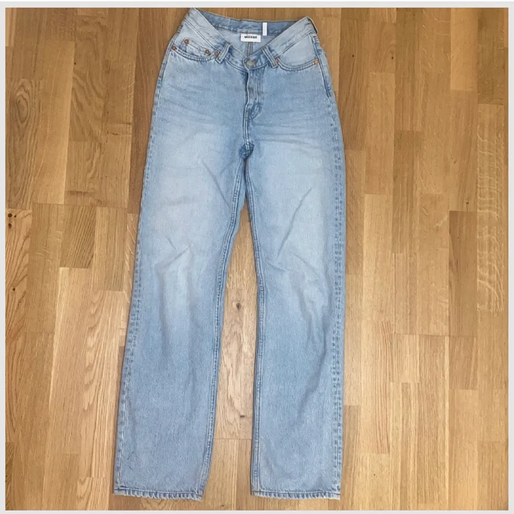 Säljer dessa supersnygga jeans från weekday! Köpta för 699 kr. Endast använda 1 gång! Stl 24 (EU 32). Säljer för 400kr exklusive frakt! Vid flera intresserade buda i kommentarerna🌟. Jeans & Byxor.