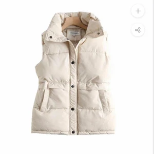 Beige väst Ny - Säljer en beige väst som aldrig är använd. Ord pris 599kr. Säljer för 250kr. Storlek M men passar även en S