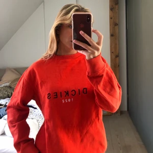 Dickies sweatshirt - Sej dickies sweatshirt købt vintage men fremstår som helt ny, jeg har aldrig selv haft den på udover på billederne 🧡
