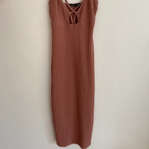 Klänning - En sexig klänning som aldrig blivit använd. Storlek 36.