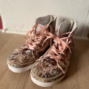 Vans + Molo - Storlek 34 med hästtryck. Skorna är från ett samarbete mellan Vans och Molo. Endast använda ett fåtal gånger pga fel storlek. 