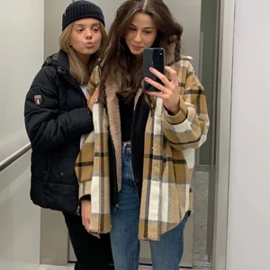 Brun rutig höstjacka  - Säljer denna skitsnygga bruna, rutiga jackan. Den är perfekt till hösten OCH vintern då det går jättebra att ha en tjocktröja under utan att det blir för trångt. Jag är 162cm och jackan slutar efter halva låret. Den har två stora bröstfickor. Väl använd men är så gott som ny.  