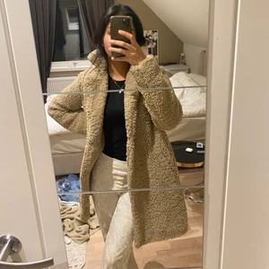 Teddyjacka - Såå skön och snygg teddyjacka i beige som jag använt en höst/vinter. Annars är den i helt ny skick och inga problem finns med den. Priset är exklusive frakt, jag behöver kolla upp vad priset med frakt är. 