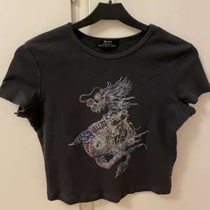 Crop top - Säljer denna supercoola crop top från Bershka! Älskar den väldigt mycket men tyvärr så har den blivit för liten. Den är kort och tight🤍🤍