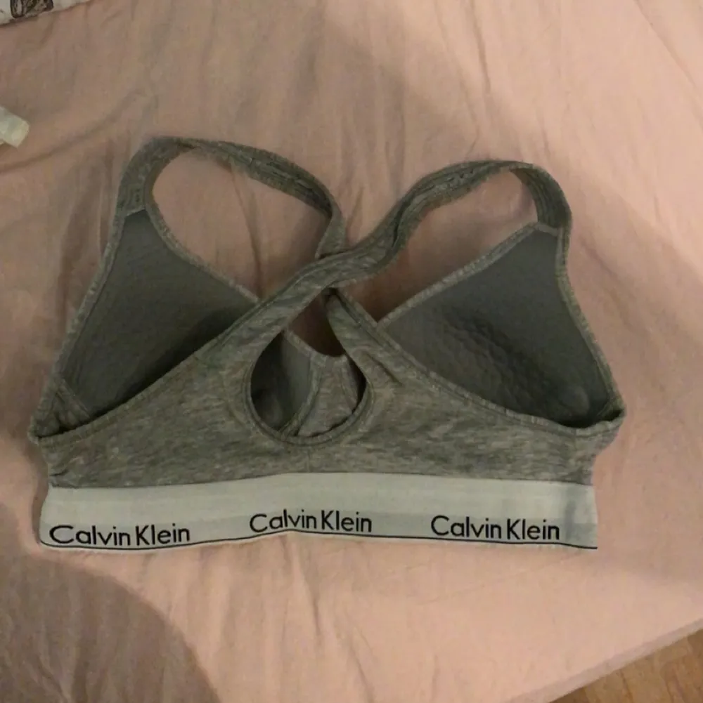 En grå CalvinKlein bh med vaddering. Toppen är i storlek S/M. Säljer då jag inte använder den längre. Om flera är intresserade blir det budgivning. Bud är bindande. Frakt tillkommer!. Muu.