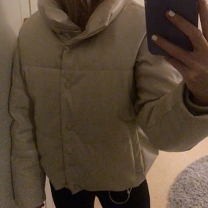Höst/vinterjacka från stradivarius - Säljer denna beigea jackan! Den är i ett jättebra skick och är bara använd förra vintern. Den är inte jätte varm så man kan ha den till hösten och i början på vintern. Köpte den förra året. Jackan är i storlek xs men passar även small så den är stor i modellen. 
