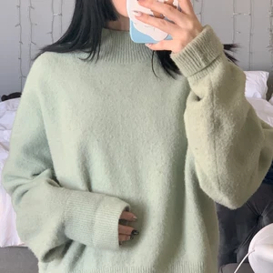 Ljusgrön tröja från other stories 🤍 - Verkligen super mysig, använd men i bra skick! Storlek M