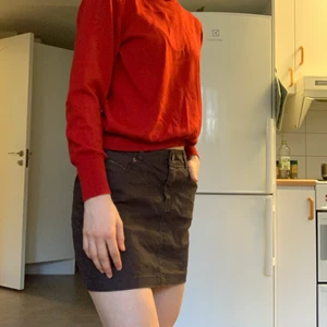 Brun jeanskjol - Brun jeanskjol från lindex. Snygg till hösten med ett par varma strumpbyxor. I mycket gott skick! Kjolen är en stor 36a och därför har jag sytt in ett elastiskt band i midjan så den bättre passar 34-36. Bandet går lätt att ta bort. 