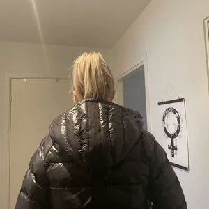 Peak performance tomic XS - Säljer en jacka åt min tjej då den är för liten för henne. Det är en peak performance tomic vinterjacka som har använts en halv vinter. Det finns inga tecken på användning då den har använts varsamt. 