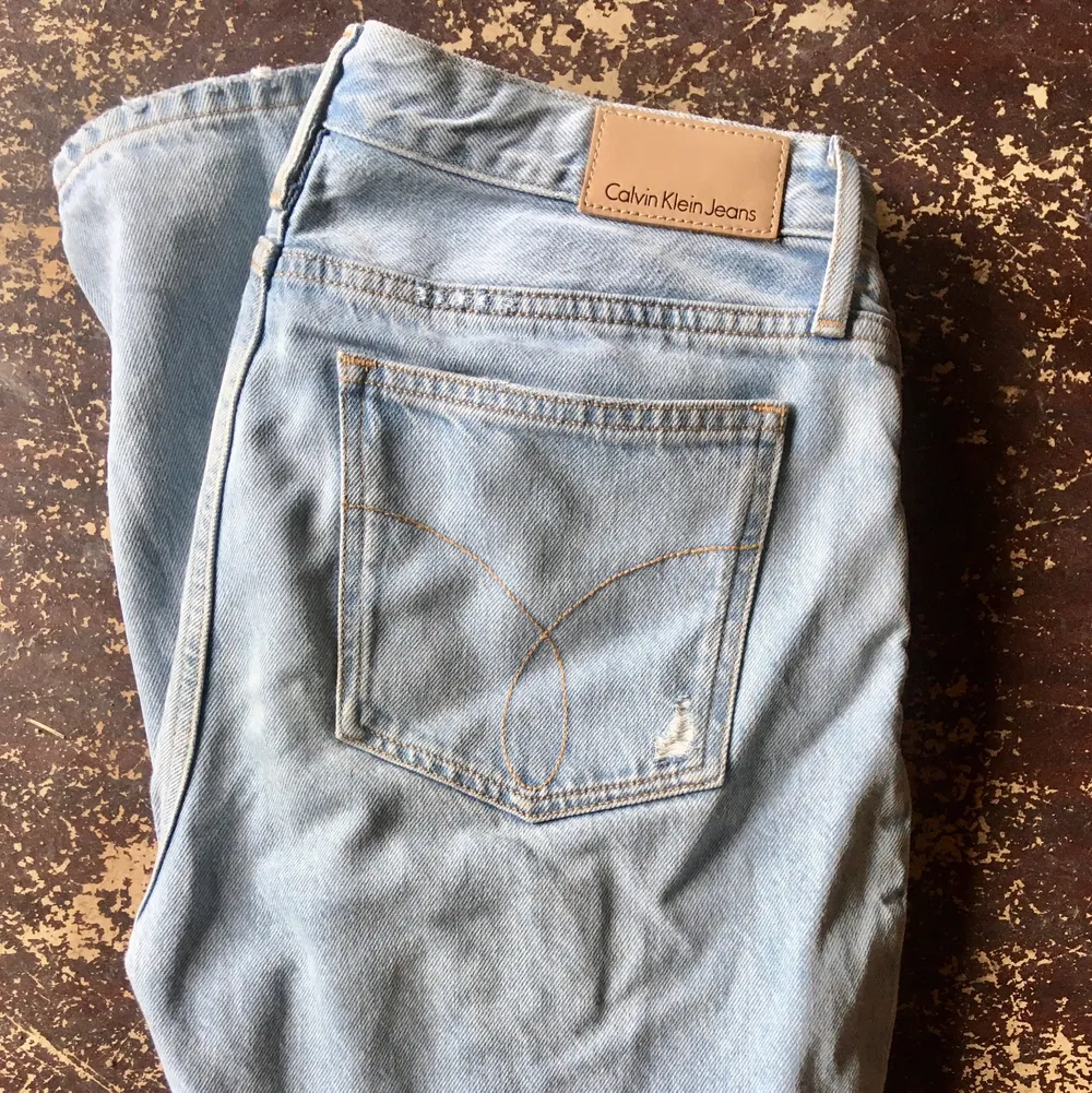 Riktigt snygga Calvin Klein jeans, med trashade detaljer✨ Skön passform. Modellen heter Slim Siouxie blue destructed💙. Jeans & Byxor.